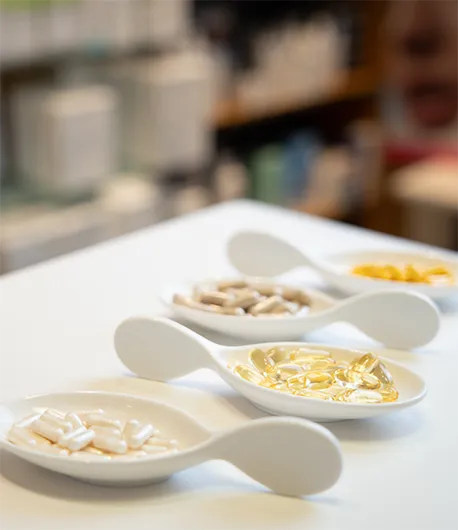 Verschiedene Nahrungsergänzungsmitteln in Kapseln verpackt aneinander gereicht.